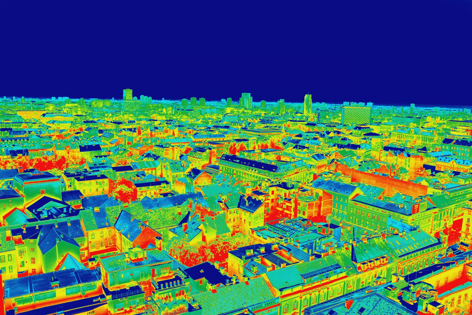  Na 3D modelu sestaveném ze snímků z balonů a dronů lze provádět simulace znázorňující vliv různých druhů úprav na tepelné ztráty budov. 