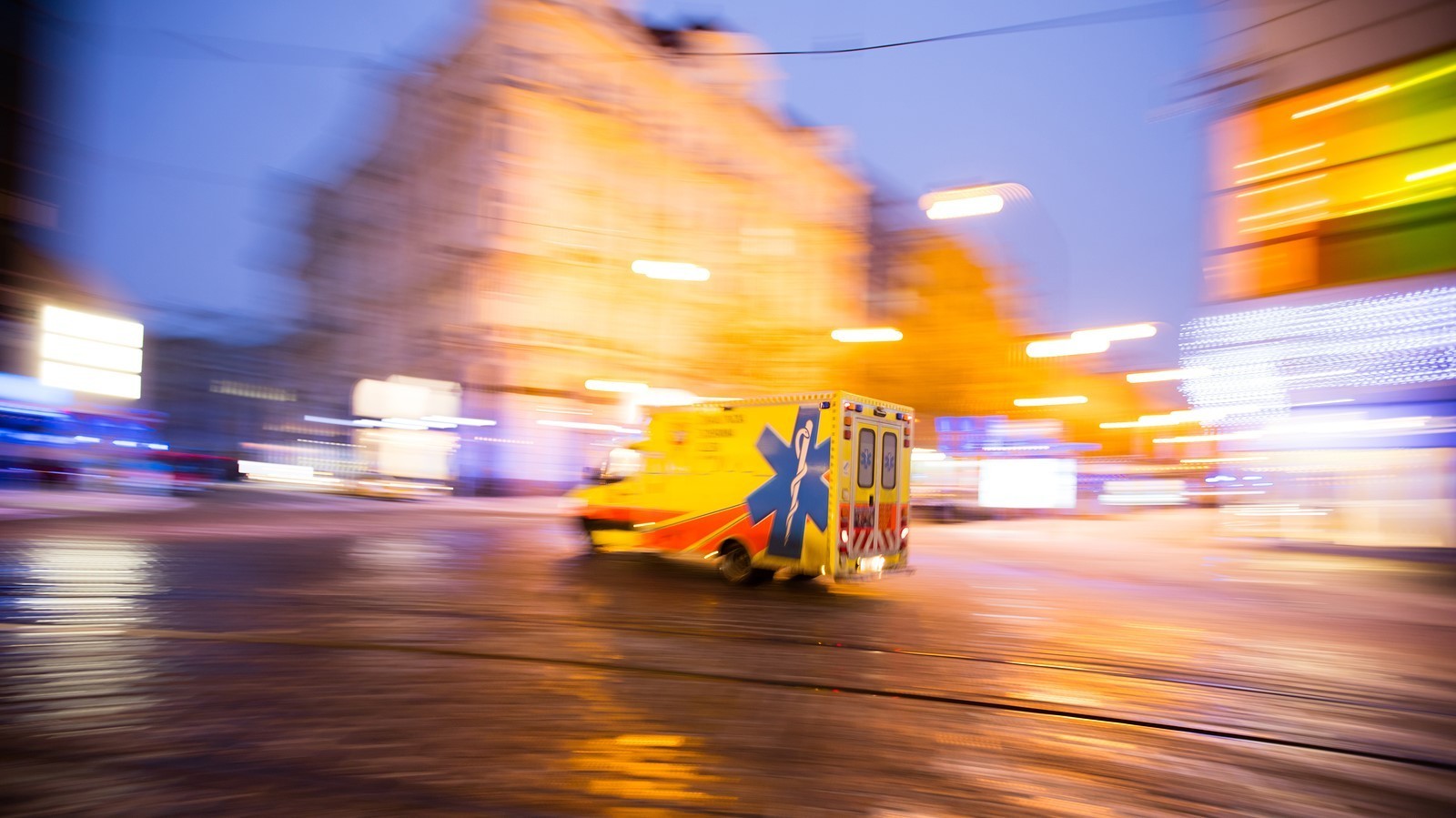 Komunikace mezi vozem a komunikátorem instalovaným u světelné signalizace probíhá bezdrátově prostřednictvím standardu navrženého výhradně pro tyto účely.