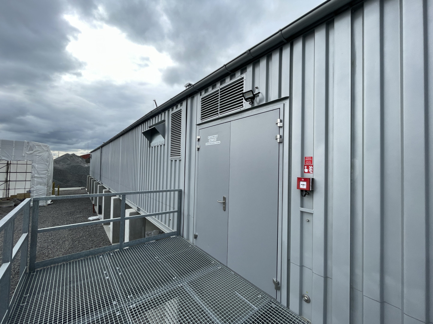 Rozvodna přestěhovaná do „plechového domku“