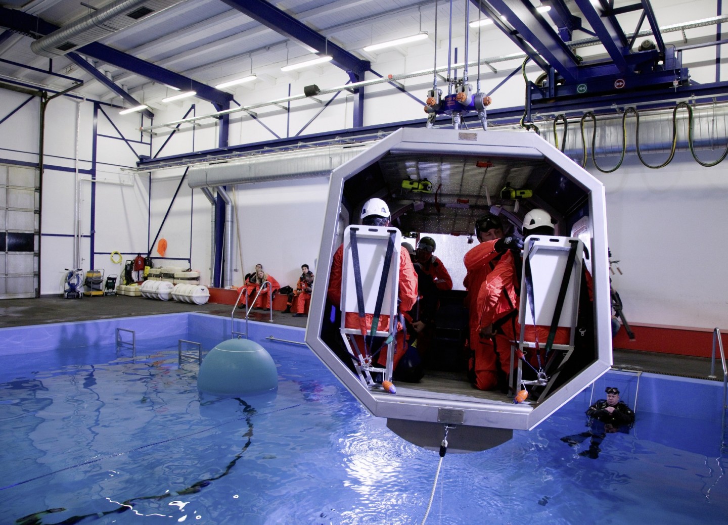 Kvůli bezpečnosti se každý zaměstnanec společnosti Siemens před začátkem práce na moři účastní školení BOSIET (Basic Offshore Safety Training). Na programu jsou základy první pomoci a požární ochrany, ale také únik z vraku havarovaného vrtulníku, simulovaný požár nebo situace, kdy je třeba obrátit převrácený záchranný člun.