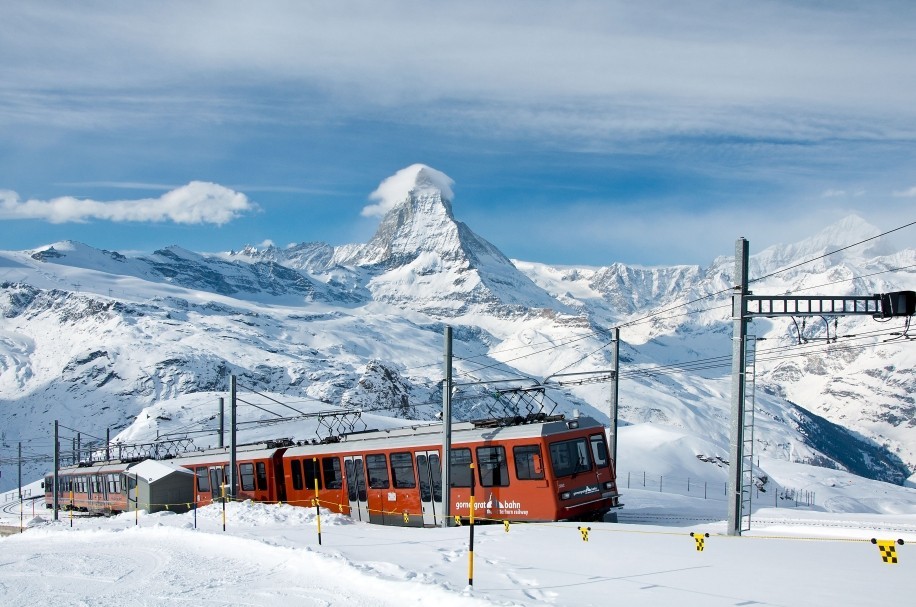 Železniční trať Gornegrat Bahn přepravuje cestující přímo ze stanice Zermatt až na vrchol Gornegraftu. Cesta trvá 33 minut a vlak při ní překoná převýšení 1 469 m.