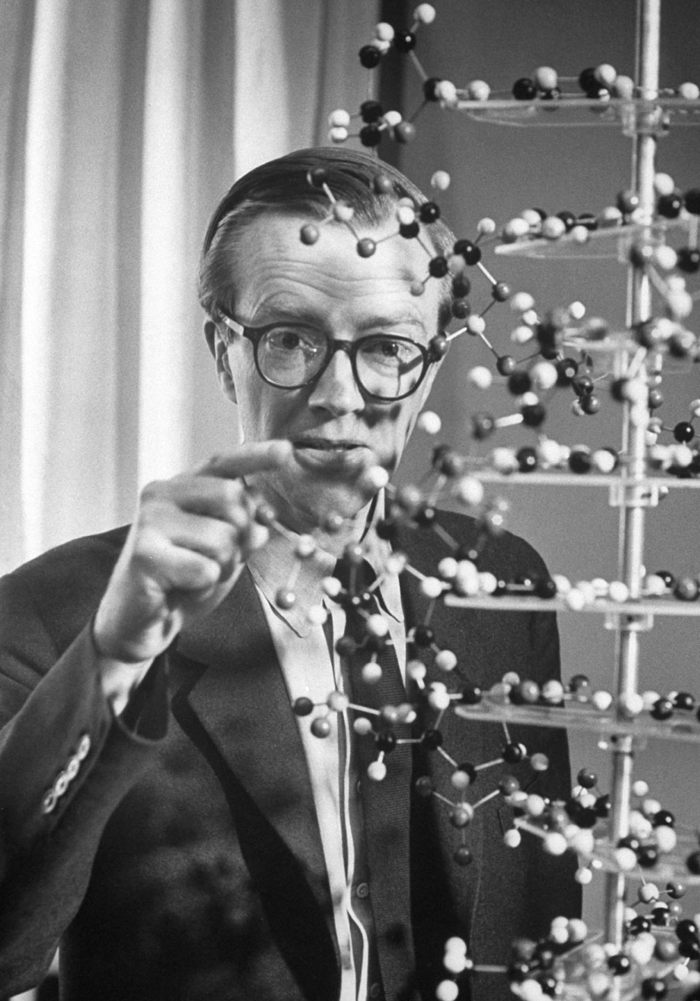 Maurice Wilkins (1916-2004) sdílel Nobelovu cenu za rentgenové snímky DNA.