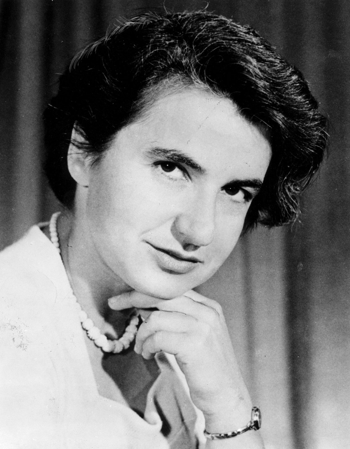 Rosalind Franklinová (1920–1958) zemřela dříve, než se o její nominaci na Nobelovu cenu začalo uvažovat